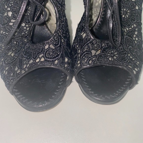 Manolo Blahnik Black Lace Leather High Heels 38 - Picture 10 of 10